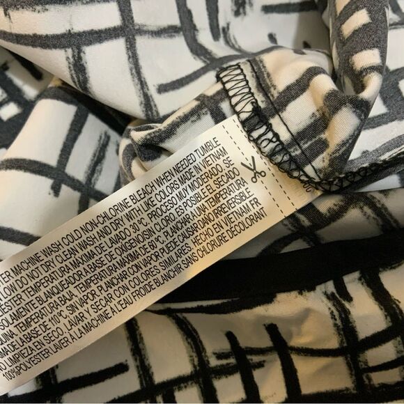 ⭐️FOREVER 21 White and Black Top size small T1 - Picture 10 of 10